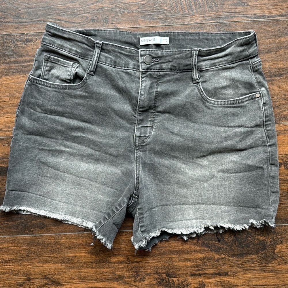 Nine West Women’s Slimming Pocket Frayed hem Denim Shorts Size 10 (A16)